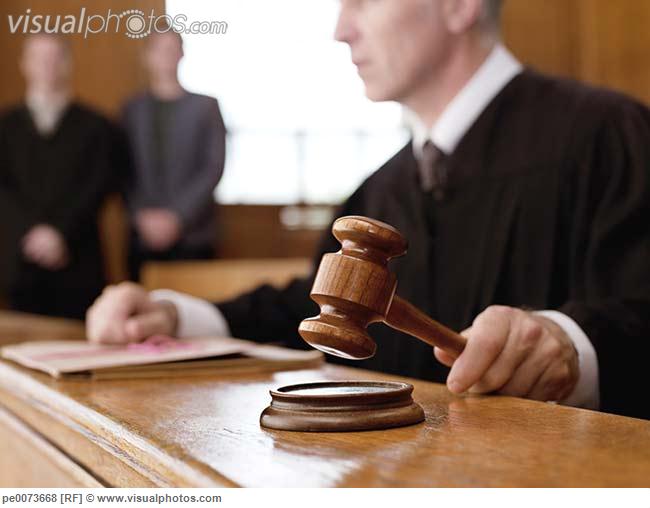 Judge_holding_gavel_in_courtroom_pe0073668