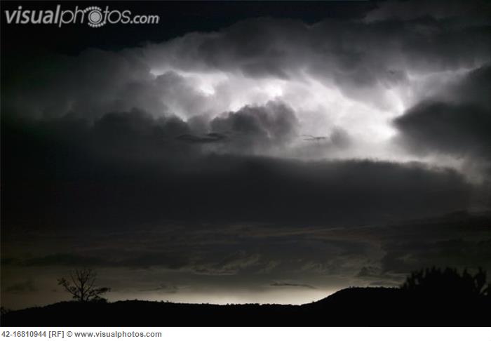 Lighting_in_a_black_sky_42-16810944