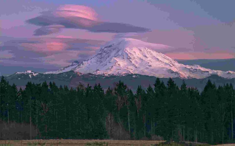 Mount-Rainier,-Lenticular-cloud